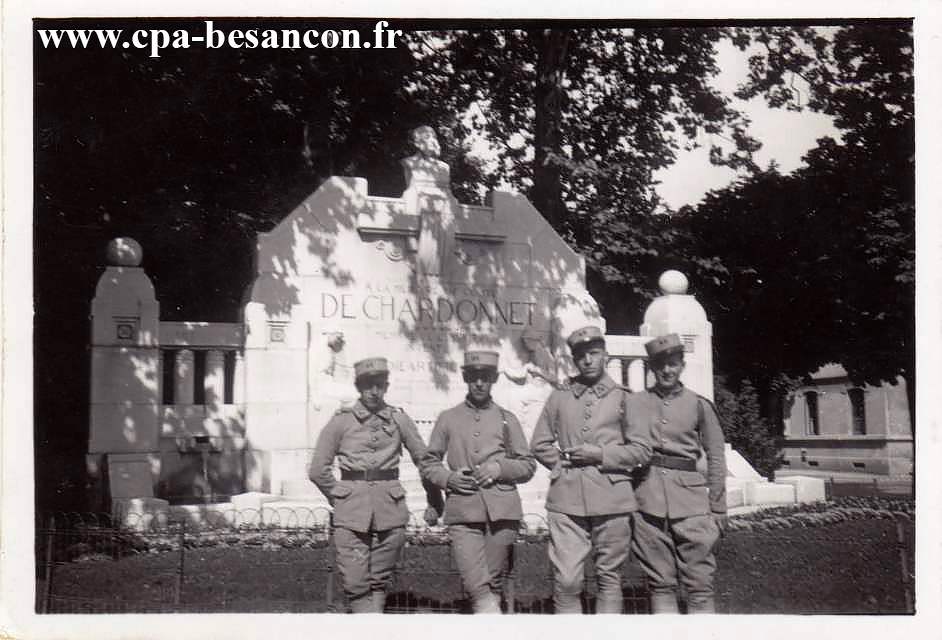 BESANÇON - Soldats devant le monument de Chardonnet